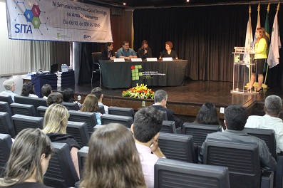 Mesa de abertura do evento realizado no auditório do campus Rio de Janeiro
