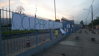 Faixa grande em frente ao campus escrita "Ocupar é resistir" contra a PEC 241