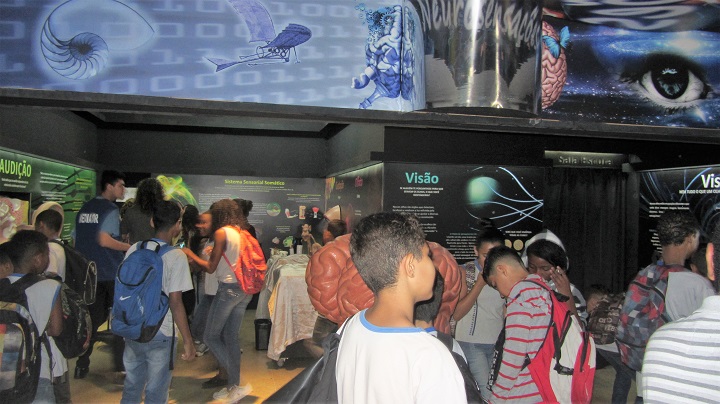 crianças da comunidade visitam o espaço ciência interativa