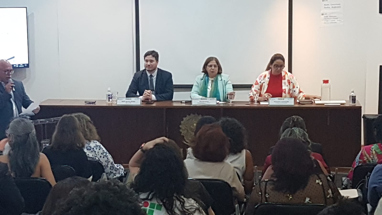 Rafael Almada, cida gonçalves e Alessandra Paulon na mesa de abertura do programa mulheres mil 