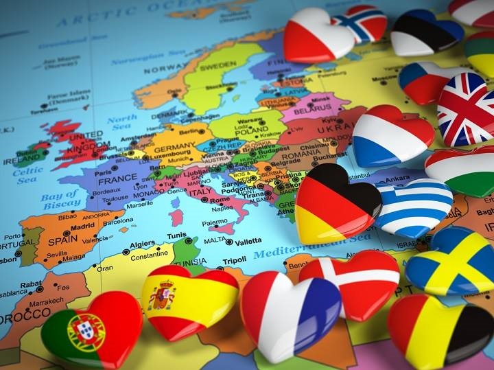 foto do mapa mundi com corações de diversas bandeiras de diferentes países