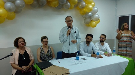 Mesa composta por Fábio Silva, o reitor Paulo Assis, a secretária Dilcéia e Thayron Rangel