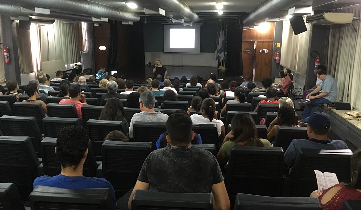 diretora-geral Florinda Cersosimo palestrando para pais de alunos novos, no auditório do campus Rio de Janeiro 