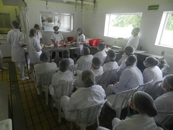 Alunos durante aula do curso de dessossa