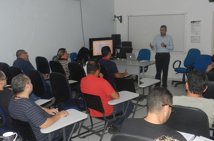 diretor-geral palestrando em sala de aula do campus 