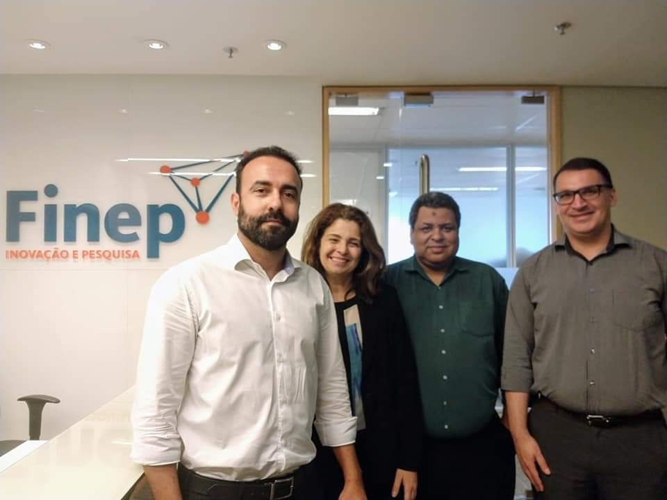 representante da FINEP e tres membros da PROPPI posando para foto na sede da FINEP
