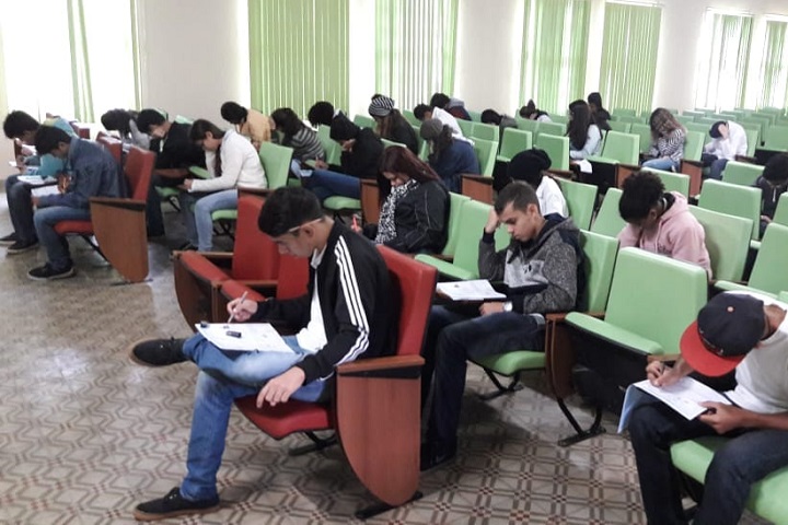 vários alunos fazem a prova no auditório do campus