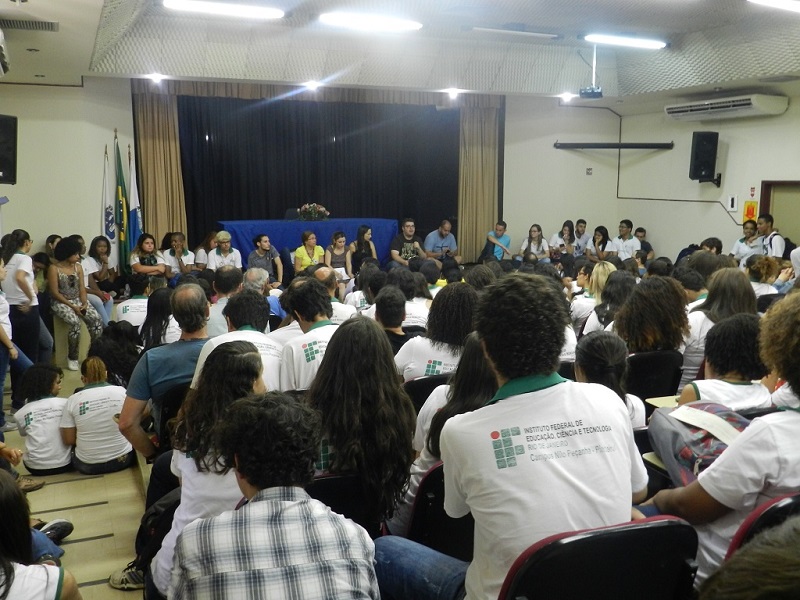 Alunos, professores e servidores dentro de um auditório debatendo as questões da paralisação no campus Pinheiral