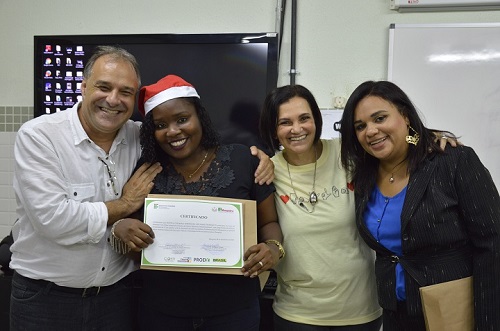 Francisco Sobral, uma aluna com o diploma nas mãos, Maylta Brandão e Débora Rício posam para a foto de pé