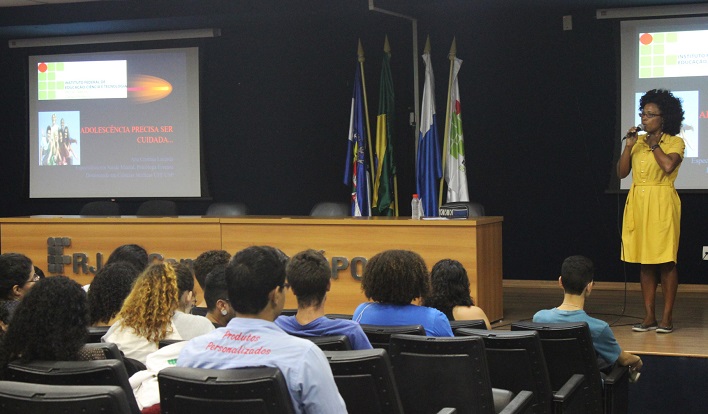 psicóloga Ana Lacerda palestrando sobre a prevenção do suicídio, no auditório do campus Nilópolis 
