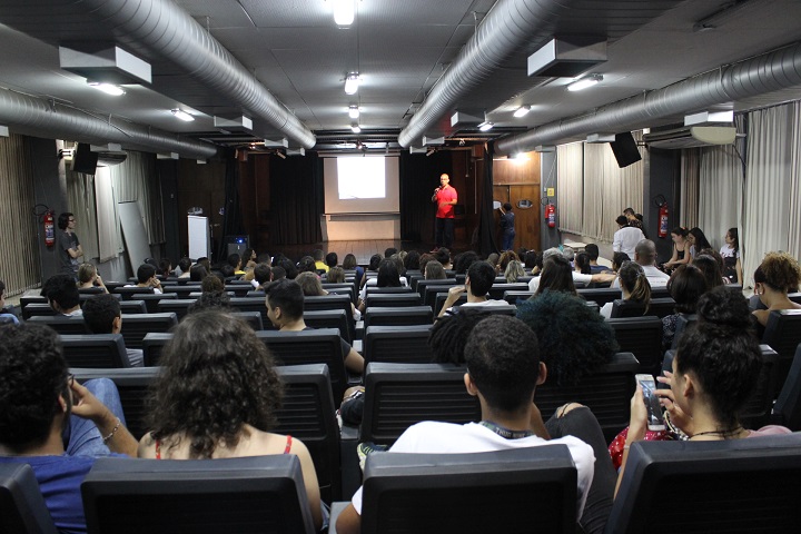 auditório do campus Rio de Janeiro com alunos prestando atenção na palestra 
