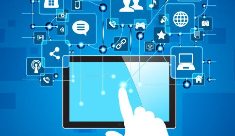 cartaz em azul, computador, internet, uma mão em branco tocando a tela do computador, artes em branco