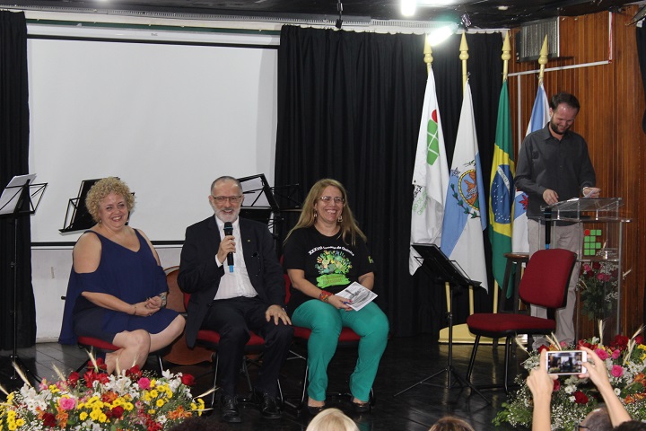 mesa de abertura composta por Paulo Assis, Florinda Cersosimo  e Roseantony Bouhid