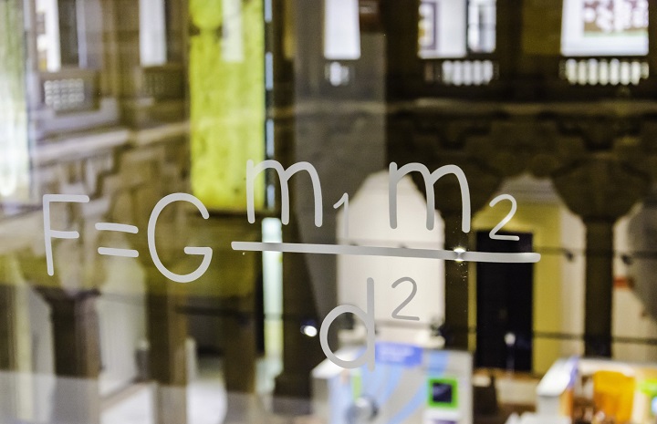 foto com a formula de newton escrita num vidro 