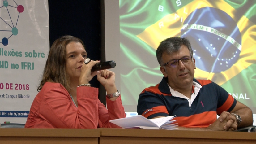 Professores Gabriela Salomão e José Ricardo de Almeida apresentam resultados do Pibid no auditório do campus Nilópolis