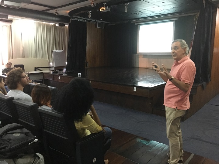 professor ministrando a palestra no auditório do campus Rio de Janeiro 